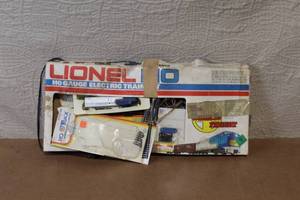 lot 145 image: Lionel HO Gauge Electric Train Set Santa Fe Freight with Track and Accessories