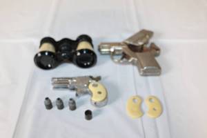 lot 203 image: Vintage Toy Cap Guns, Binoculars, and Accessories Set