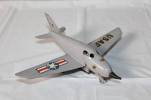 lot 227 image: Vintage Tin USAF Toy Airplane with Military Markings