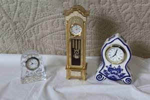 lot 257 image: Collection of 3 Miniature Clocks - Bulova Grandfather, Crystal, Delft Porcelain