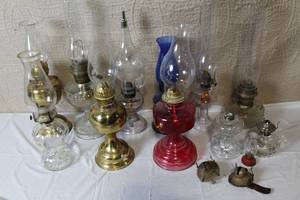 lot 260 image: Collection of Vintage Oil Lamps and Parts Mixed Glass Brass Colored
