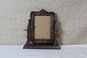 lot 275 image: Antique-Style Ornate Wood Tilting Tabletop Picture Frame