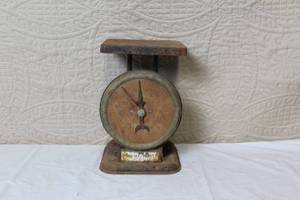 lot 276 image: Vintage American Family Scale Kitchen Scale with Rusted Finish