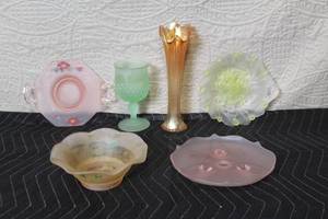 lot 279 image: Collection of 6 Vintage Depression Glass and Art Glass Pieces