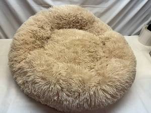 lot 42 image: Fluffy Pet Bed