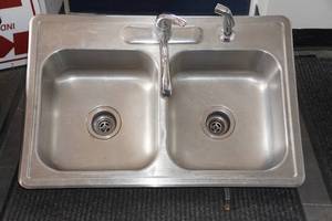 lot 3 image: Stainless Steel Kitchen Sink