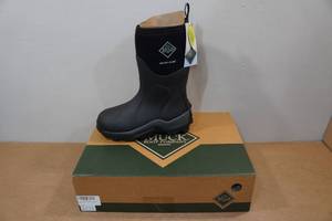 lot 36 image: Muck Boots Arctic Sport Extreme Condition Boots - Mens 5, Womens 6