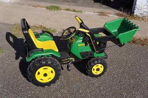 lot 37 image: John Deere Pedal Tractor Ride-On Toy