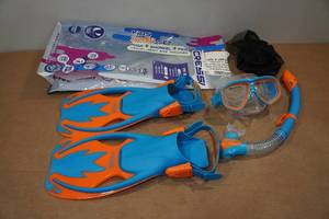 lot 73 image: Cressi Kids Snorkel Set - Fin Size SM