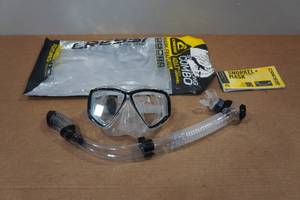 lot 75 image: Cressi Pano 4 Snorkel Set