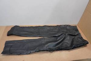 lot 133 image: Hot Leathers Black Leather Chaps - Medium