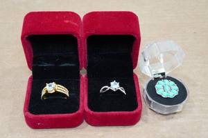 lot 136 image: Ladies Costume Jewelry Rings