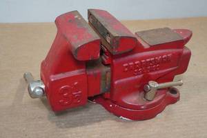 lot 143 image: Craftsman 391.5180 3.5 Swivel Base Bench Vise
