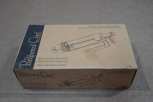 lot 158 image: Pampered Chef Easy Accent Decorator