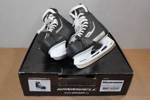 lot 166 image: Winnwell Amp 300 Hockey Skates - Sr 9
