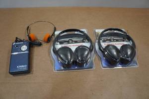 lot 186 image: Vintage Portable AMFM Radio with Headphones