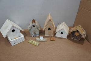 lot 202 image: Birdhouses
