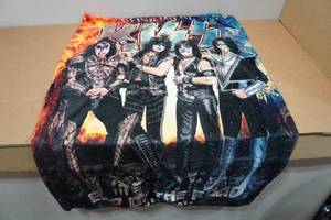 lot 205 image: Kiss Blanket