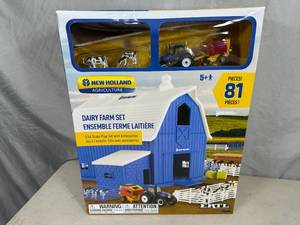 lot 15 image: New 81 piece New Holland Dairy Farm Play Set
