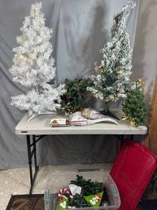 lot 62 image: Christmas Trees, Christmas Decor, Tote with Lid
