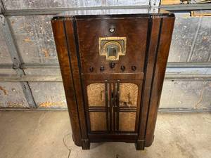 lot 86 image: Antique RCA Console Radio Model 9K