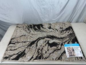 lot 94 image: New Waterproof IndoorOutdoor Rug