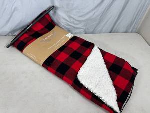 lot 105 image: New Reversible Berber Throw Blanket