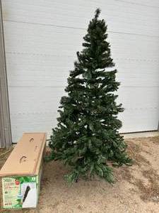 lot 7 image: 7.5 ft Pre-Lit LED Christmas Tree