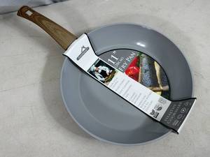 lot 171 image: New 11 inch Ceramic Coated Aluminum Induction Safe Frying Pan