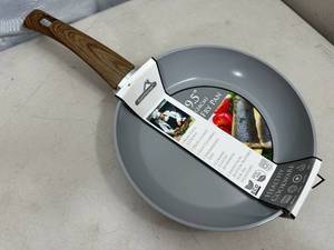 lot 172 image: New 9.5 inch Ceramic Coated Aluminum Induction Safe Frying Pan