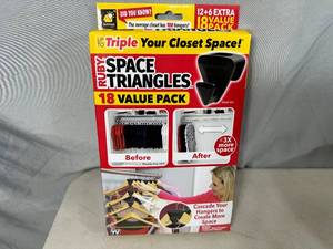 lot 189 image: New Pack of 18 Ruby Space Triangles For Closet Organization