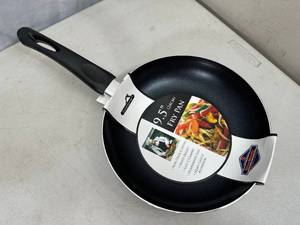 lot 123 image: New 9.5 inch Non-Stick Aluminum Frying Pan