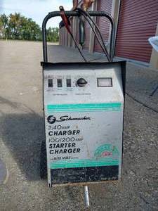 lot 5 image: Schumacher Battery StarterCharger
