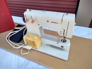 lot 9 image: Bernina 807 Minimatic Sewing Machine
