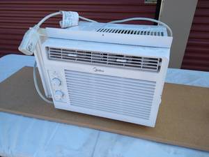 lot 13 image: Midea Window Air Conditioner