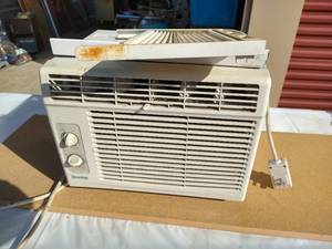 lot 42 image: Danby Window Air Conditioner