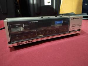 lot 76 image: Vintage Emerson AMFM Dual Alarm Clock Radio