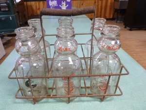 lot 33 image: 6 Vintage Cream Top Milk Bottles in Wire Milk Bottle Carrier