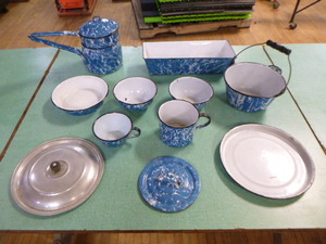 lot 34 image: Vintage Blue and White Swirl Graniteware Pieces
