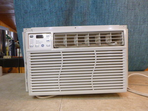 lot 113 image: GE Window Air Conditioner