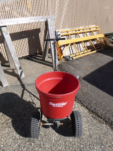lot 137 image: Earthway Ev-N-Spread SeederFertilizer Spreader