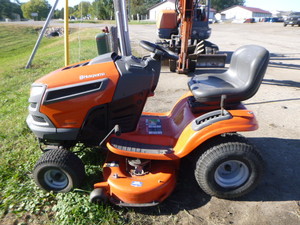 Husqvarna YTH 22V42 Riding Lawn Mower