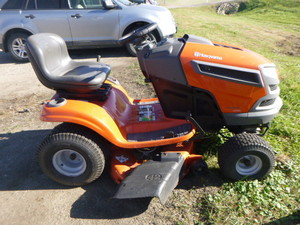 Husqvarna YTH 22V42 Riding Lawn Mower