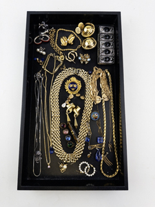 lot 62 image: Collection of Vintage and Costume Jewelry Necklaces, Earrings, and Brooches