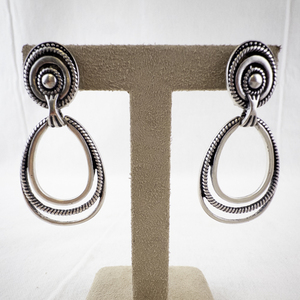 lot 87 image: Vintage Silver-Tone Clip-On Dangle Earrings with Rope Design