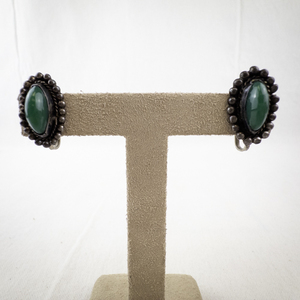 lot 100 image: Vintage Sterling Silver Green Stone Screw-Back Clip Earrings
