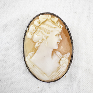lot 113 image: Sterling Silver Carved Cameo Brooch.