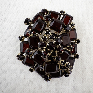 lot 120 image: Vintage Garnet Rhinestone Brooch Pin.
