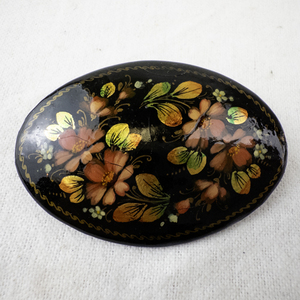 lot 125 image: Hand-Painted Russian Floral Lacquer Brooch Signed.
