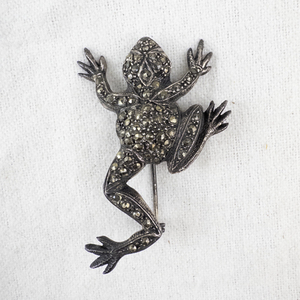 lot 126 image: Vintage Silver Tone Frog Brooch with Marcasite Stones.